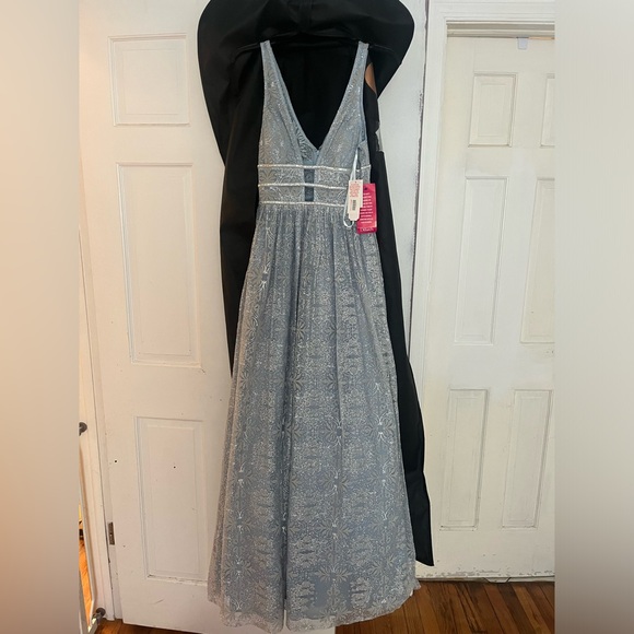 Formal dress for prom/gala/event - Picture 1 of 4